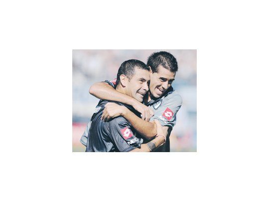 Fernando Telechea festeja con Mansilla uno de sus cuatro goles. El delantero balcarceño fue la gran figura de Quilmes, que goleó.