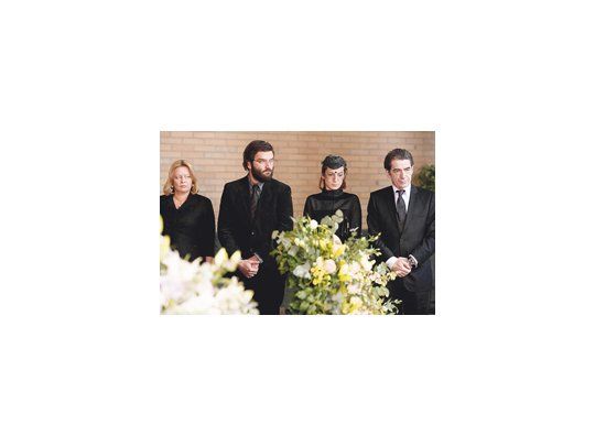«Todo queda en familia» es una comedia triste sobre dos hermanos cuarentones y medio picaflores y alguna otra cosa de fondo, protagonizada por el gran Miki Manojlovic, habitual en el cine de Kusturica.