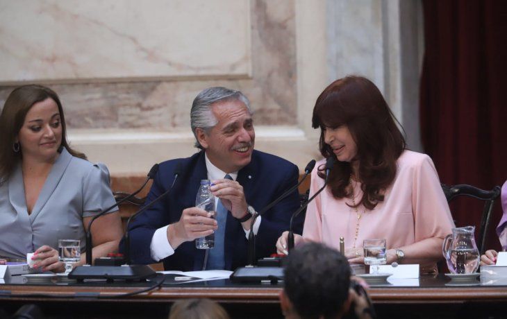 senal de unidad: fuertes gestos de alberto hacia cristina