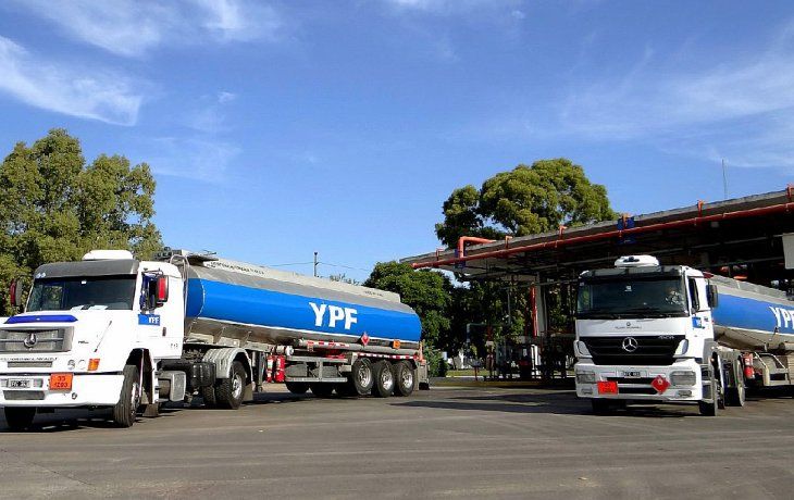 La Secretaría de Energía aprobó las nuevas tarifas máximas que YPF podrá aplicar en el transporte de hidrocarburos por sus oleoductos y poliductos. La Secretaría de Energía aprobó las nuevas tarifas máximas que YPF podrá aplicar en el transporte de hidrocarburos por sus oleoductos y poliductos.