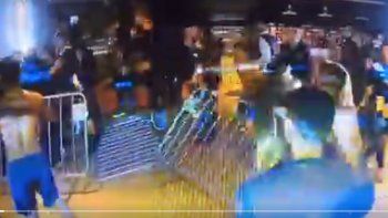 graves incidentes tras la eliminacion de boca: enfrentamientos y gases lacrimogenos en la puerta del vestuario