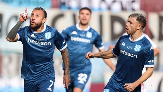 Duván Vergara abrió el camino para que Racing elimine a Deportivo Riestra de la Copa Argentina.