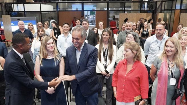 En el marco del encuentro, el secretario de Turismo, Ambiente y Deportes, Daniel Scioli, destacó el valor de la educación ambiental para “crear conciencia, impulsar todo tipo de iniciativas, como el caso de energías renovables y las buenas prácticas, compartir experiencias y proveer de conocimientos”, en cuanto a generar “actividades realmente sustentables, en especial, desde las comunidades locales hasta los grandes conglomerados urbanos”.