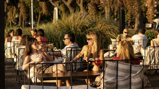 Desde la mañana, la cafetería y la pastelería artesanal marcan los sabores con desayunos, brunch y meriendas.&nbsp;