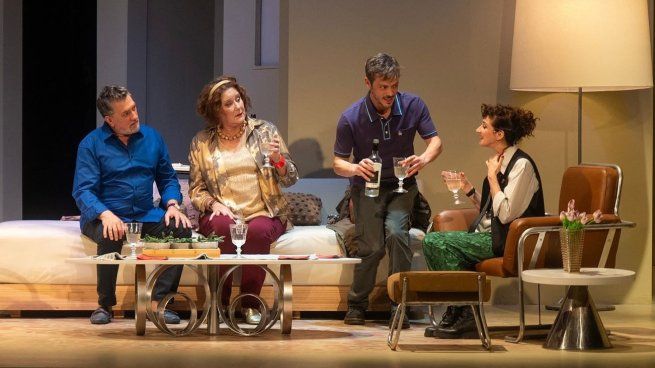 Alejo García Pintos, Verónica Llinás, Tomás Fonzi y Anita Guitiérrez en Una navidad de mierda. 