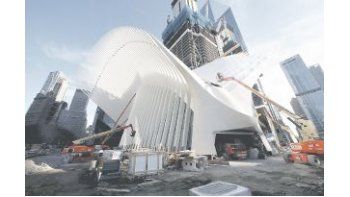 La construcción, que se inauguró parcialmente, tiene una extraña forma que la vuelve similar a un pájaro o un reptil .