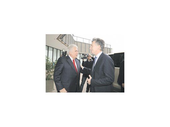 El gobernador de Córdoba, José Manuel de la Sota, y el jefe de Gobierno porteño, Mauricio Macri, ayer al encontrarse en la capital provincial.