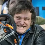 Un medio británico se elogió la motosierra de Javier Milei. Un medio británico se elogió la motosierra de Javier Milei.