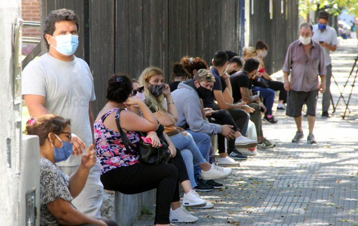 Las colas para realizarse hisopados crecieron de forma significativa los últimos días.