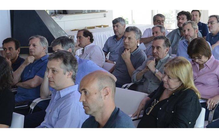 ámbito.com | Macri junto a funcionarios en un retiro anterior.
