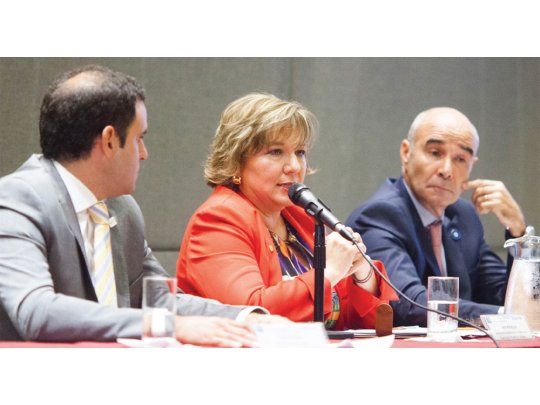 Ana Hinojosa (OMA), junto con Pisani (CIRA) y Gómez Centurión, director de Aduanas.