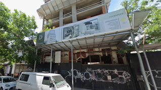 Una de las obras paralizadas en calle 55 entre 4 y 5, en la capital de la provincia de Buenos Aires (Foto: Google Street View) Una de las obras paralizadas en calle 55 entre 4 y 5, en la capital de la provincia de Buenos Aires (Foto: Google Street View)