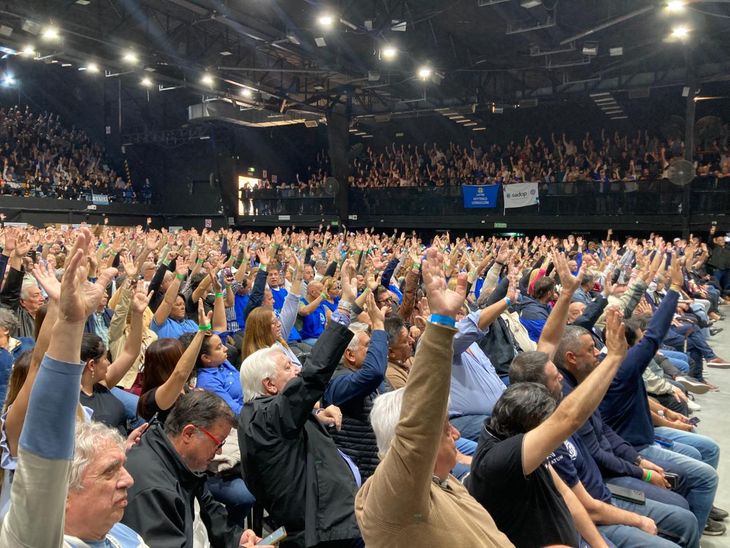 La Celeste y Blanca, que obtuvo el 97.8% de los votos, 1604 a favor y sólo 35 en blanco. La Celeste y Blanca, que obtuvo el 97.8% de los votos, 1604 a favor y sólo 35 en blanco.