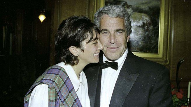 Ghislaine Maxwell, condenada por colaborar con Epstein en delitos sexuales, cumple 20 años de prisión.