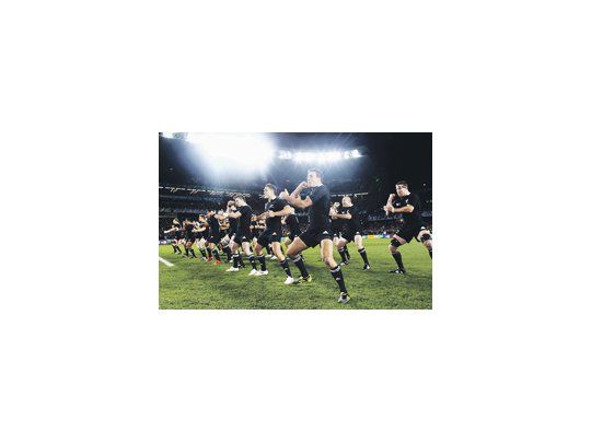 El tradicional e intimidante Haka de los All Blacks. Nueva Zelanda es el gran candidato a ganar ante Francia la Rugby World Cup.