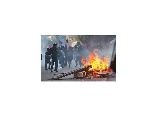 Los principales enfrentamientos se dan en las cercanías del Parlamento.