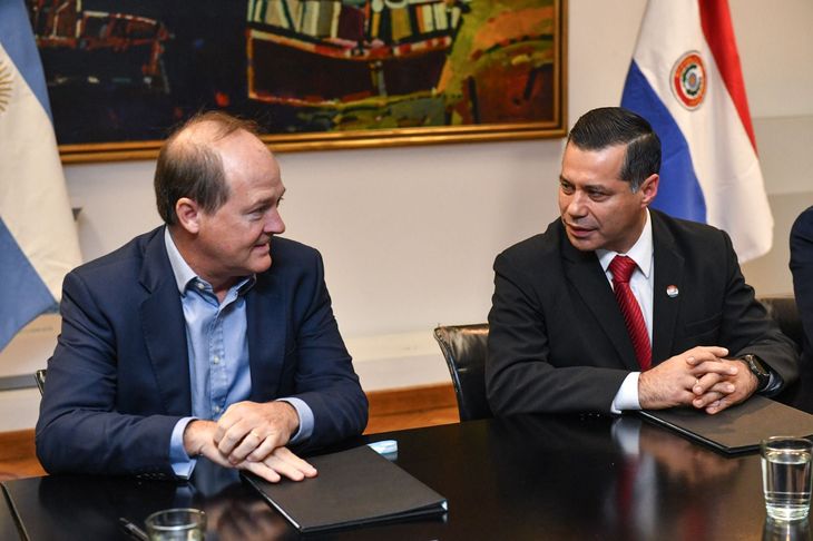  Daniel González, secretario de Coordinación de Energía y Minería de Argentina, junto al representante de Paraguay. 