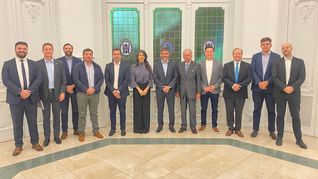 El presidente de la UIA Daniel Funes de Rioja y el titular del nuevo departameno minero Franco Mignacco, acompañados por el equipo,