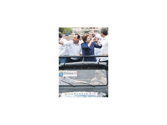 Dilma Rousseff, la candidata presidencial oficialista en Brasil, recorrió ayer una ciudad cercana a Río de Janeiro junto a Sérgio Cabral, gobernador electo del estado homónimo.