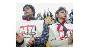 ámbito.com | Los piqueteros ayer insistieron con una manifestación en la Plaza de Mayo. Algunos grupos se detuvieron antes en la textil Brukman que piden expropiar.