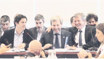 amigos. Luciano Laspina, jefe de la Comisión de Presupuesto y Hacienda, recibió a Rogelio Frigerio en el anexo de Diputados. El ministro del Interior se ganó un abrazo del peronista Emilio Monzó, presidente de la Cámara.