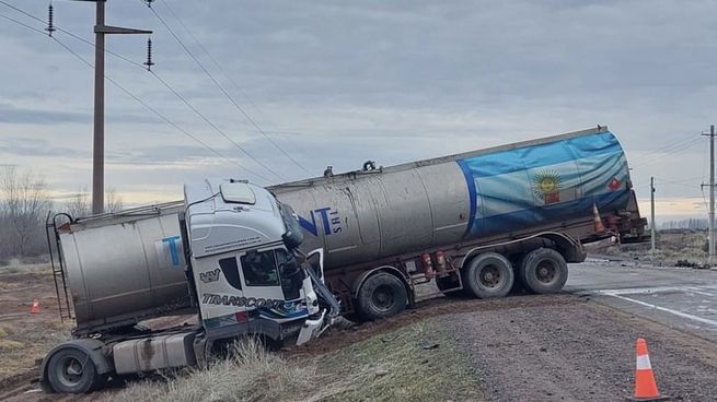 El camión cisterna involucrado en el choque donde dos estatales neuquinos perdieron la vida.