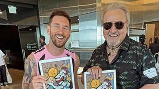 Lionel Messi y Carlos Villagrán se reunieron en un evento que juntó a la estrella del Inter Miami con uno de los personajes más icónicos del Chavo del 8 en un clima distendido. Lionel Messi y Carlos Villagrán se reunieron en un evento que juntó a la estrella del Inter Miami con uno de los personajes más icónicos del Chavo del 8 en un clima distendido.
