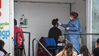 Los centros de testeos se ven desbordados y deben posponer la atención.