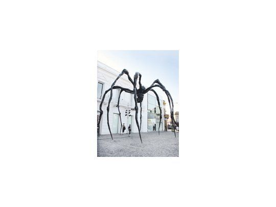 «Maman», la imponente escultura que representa la figura materna, y que la Fundación Proa emplazó en la esquina de Caminito y Pedro de Mendoza para presentar la asombrosa muestra de Louise Bourgeois «El retorno de lo reprimido».