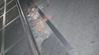 Varios autos tuvieron que cambiar sus ruedas por la presencia de un importante bache en Villa Luro