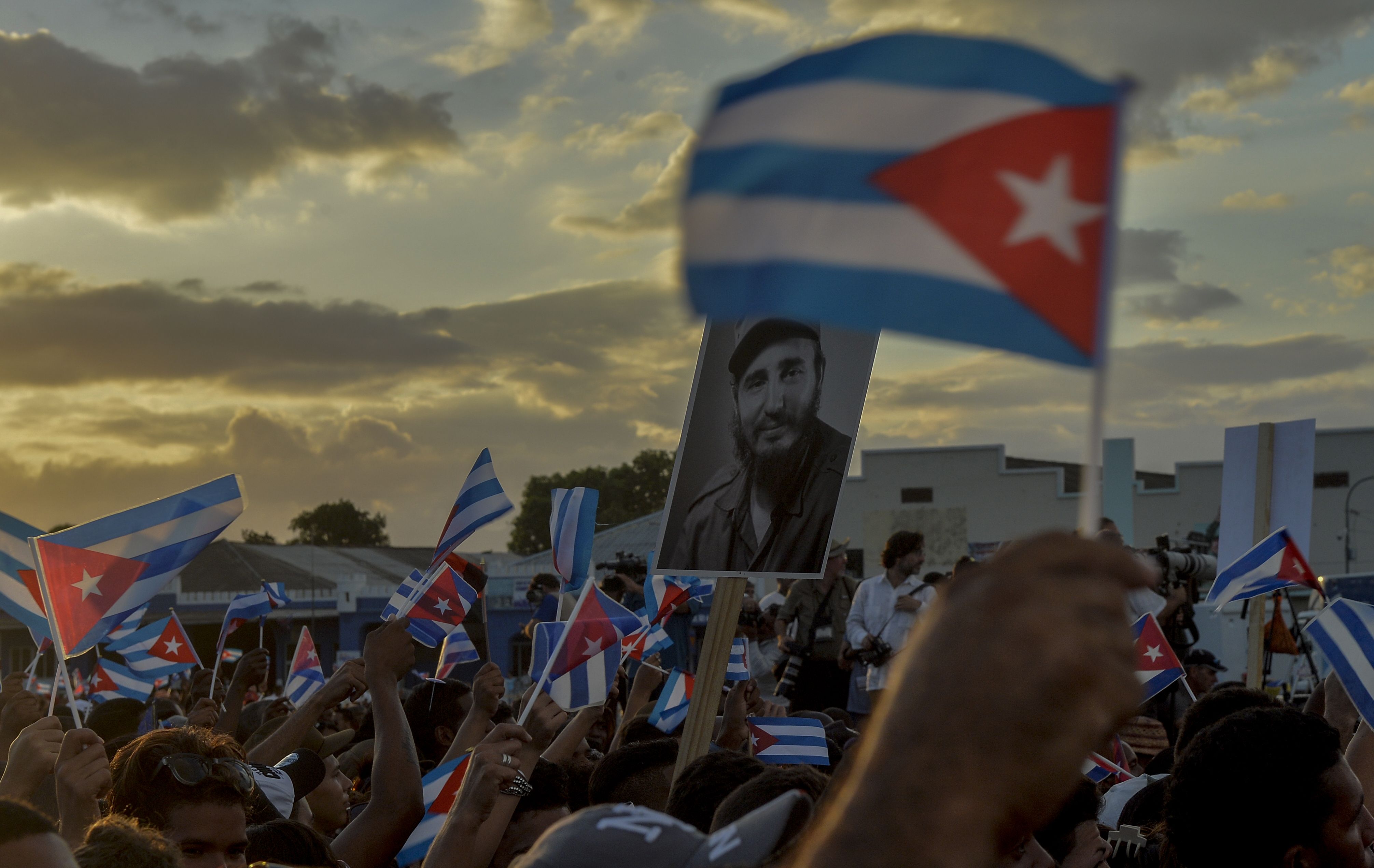 Miles de personas asistieron al último acto de despedida a Fidel Castro (foto 1)