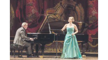 ámbito.com | Tanto las obras en programa como las tres fuera de él llevaron al público de la mano del virtuosismo de Joyce DiDonato y el piano fabuloso de Craig Terry por una pequeña vuelta al mundo tan vertiginosa como cautivante.