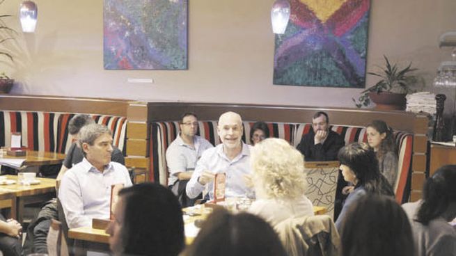 Campaña. Fernán Quirós y Horacio Rodríguez Larreta se reunieron ayer por la tarde con un grupo de vecinos del barrio del Abasto. El ministro de Salud sigue en carrera por la candidatura a la jefatura de Gobierno de la Ciudad.