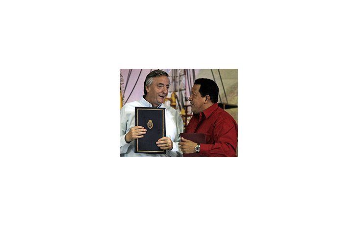 El presidente Kirchner junto a su par venezolano, Hugo Chávez, firmaron diversos acuerdos de intercambio tecnológico y empresarial.