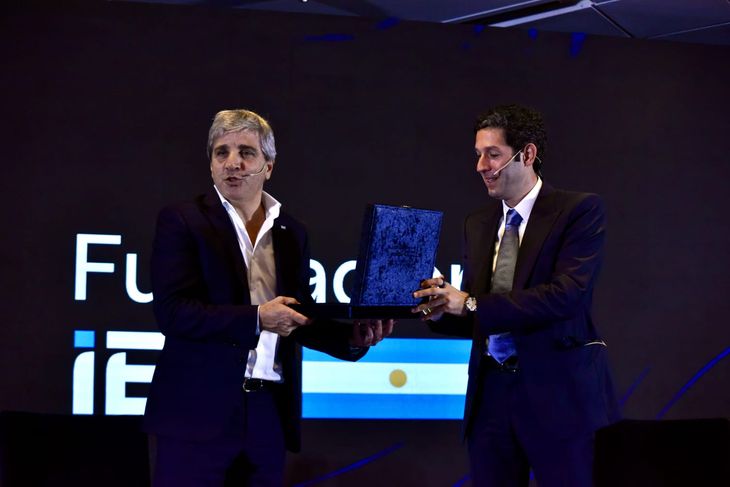 El ministro de Economía, Luis Caputo, junto al Presidente y Fundador de Grupo IEB y de la Fundación IEB, Juan Ignacio Abuchdid.