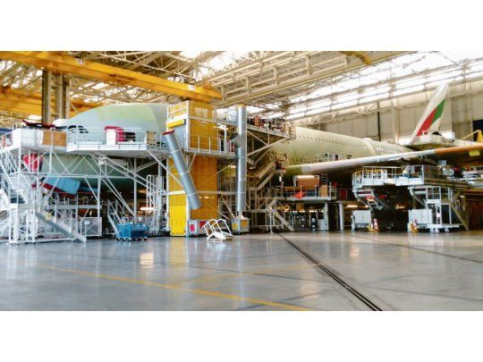 EMBLEMA. El Airbus380, el coloso del aire que se ensambla en Toulouse.