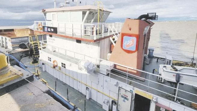 expectativa. La barcaza con bandera misionera ya navega hacia el Puerto de Posadas.