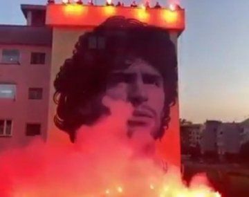 El nuevo mural de Maradona en Nápoli que fue presentado con un show de bengalas