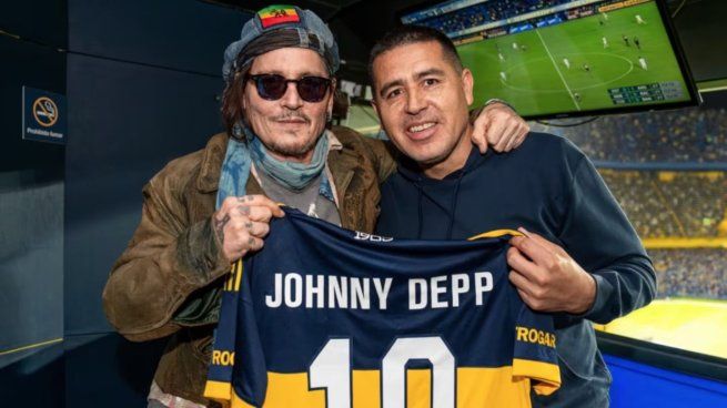 Depp posó junto a Juan Roman Riquelme y una camiseta con su nombre.&nbsp;