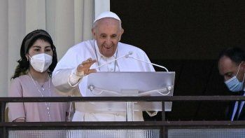 El papa Francisco recitó el Ángelus desde el balcón de su habitación en un hospital en Roma.