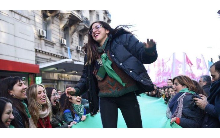 ámbito.com | Mujeres argentinas celebrando en las calles la aprobación de Diputados al proyecto de despenalización del aborto. (Foto: Prensa Unidad Ciudadana)