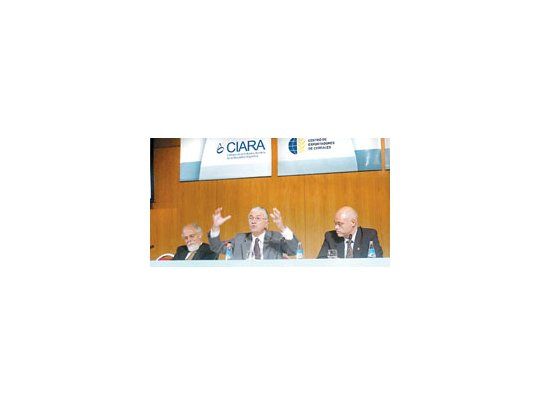 Un panel de expositores: Gustavo López, Ernesto Ambrosetti y Néstor Niell, mostrando una «foto» del sector agroindustrial.
