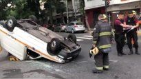 Choque en Almagro: una ambulancia volcó en Avenida Belgrano y provocó el corte total del tránsito.