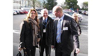 ámbito.com | Débora Giorgi junto al embajador argentino Pedro Herrero yDavid Bennet, miembro del parlamento de Hamilton.
