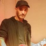 Nahuel Niz, el músico de una banda punk platense que murió mientras tocaba en un bar. Nahuel Niz, el músico de una banda punk platense que murió mientras tocaba en un bar.