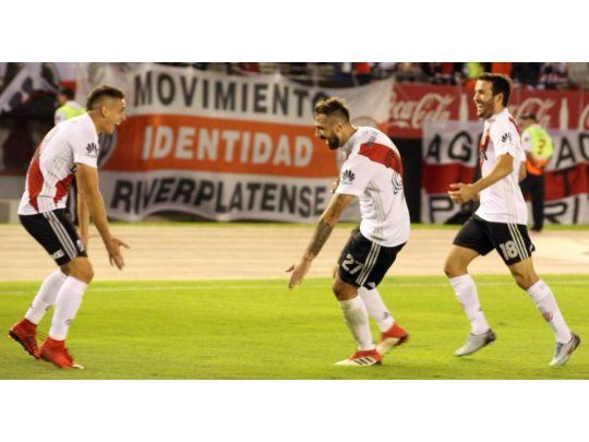 Santos Borré y Pratto celebran el gol de River. Mayada se une al festejo. Los de Núñez ganaron el quinto partido consecutivo en la Superliga. (Foto Prensa Club Atlético River Plate).