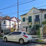 Casas tipo chalet con varios ambientes son protagonistas en este mini barrio del oeste porteño. Aquí viviendas sobre la Avenida Escalada. Casas tipo chalet con varios ambientes son protagonistas en este mini barrio del oeste porteño. Aquí viviendas sobre la Avenida Escalada.