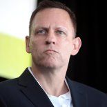 Un excéntrico multimillonario de Silicon Valley obsesionado con el Anticristo. Un excéntrico multimillonario de Silicon Valley obsesionado con el Anticristo.