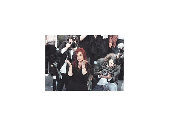 Cristina de Kirchner cerró ayer la campaña del oficialismo en el teatro Coliseo de la Capital Federal. Estuvo sola en el escenario junto a Amado Boudou y a participantes de los spots proselitistas. El resto, a la platea.