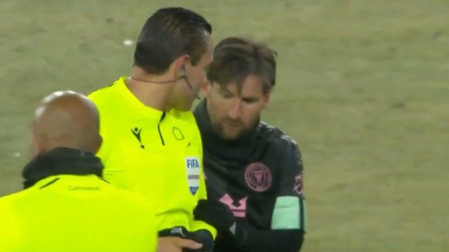 El árbitro internacional mexicano Marco Antonio Ortíz fue sancionado por Concacaf por pedirle un autografo a Lionel Messi.